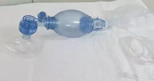 简易呼吸器抱球的使用