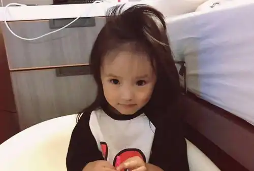欧弟女儿近照戴妈妈的发箍秒变表情包,欧弟妻子暗喜省不少