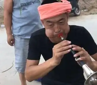 大叔吹了几十年的唢呐,都吹出青蛙嘴了,网友直呼厉害了