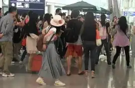 萧敬腾抵京下倾盆暴雨网友雨神比气象局准