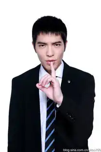 雨神萧敬腾来了,第3张表情好陶醉,是被自己帅到了吗