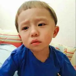 这个小男孩是谁看到别人发的表情包好萌