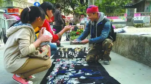 买车摆地摊,成本收不回,为何还能笑得如此开心