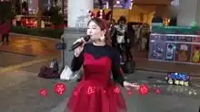 香港街头艺人演唱抖音神曲嘴巴嘟嘟入心的旋律,非常动听