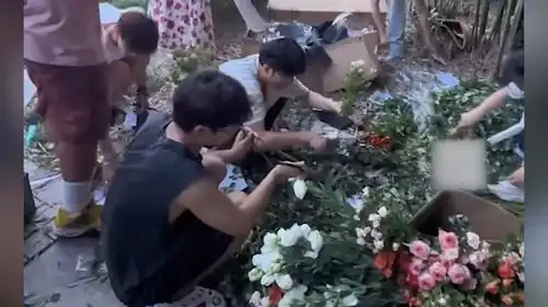 摆地摊卖花图片