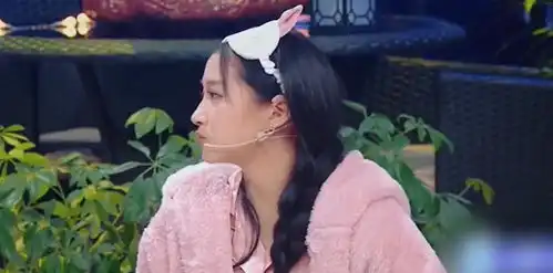 关晓彤打卡环球影城,把儿童项目玩成了过山车,游客她全程尖叫