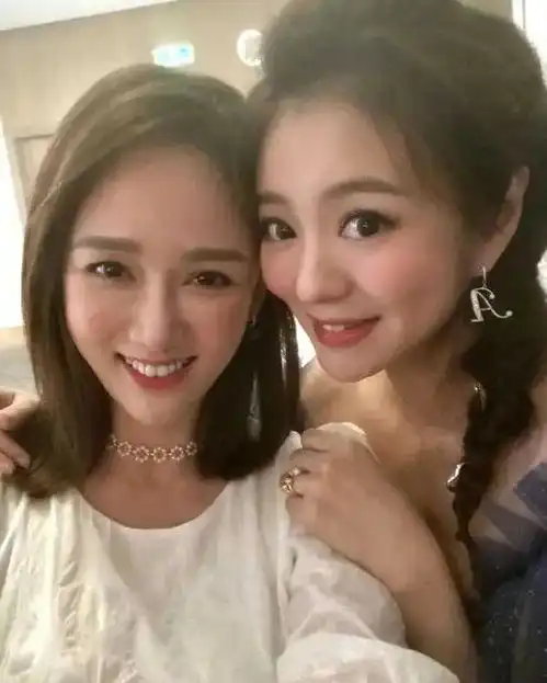 安以轩现身陈乔恩婚礼状态好,身材在线发型精致,半蹲帮新人拍照