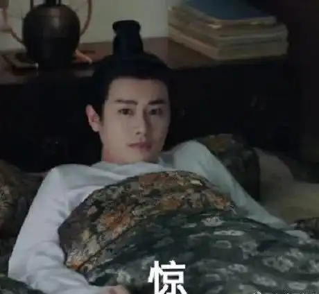 黑炭表情包的小男孩搞怪
