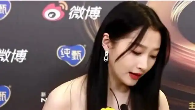 关晓彤发现裙子脏了,吓到表情管理失控,看来这条裙子的租金不便宜啊