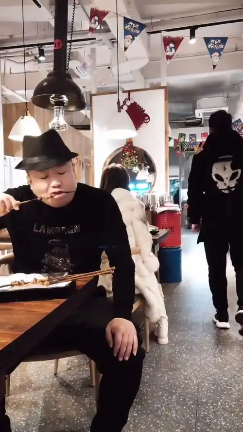 这羊肉串真的是太辣了,辣得我的脸部表情都狰狞了搞笑