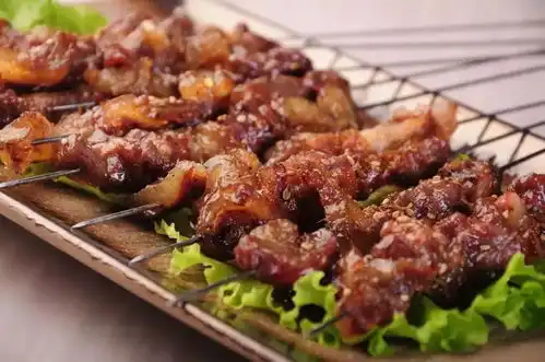 百汇作伴,围着炭火,聚众吃肉,好嗨哟