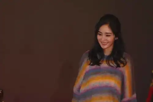 38度的杭州,杨幂穿着毛线衣来了天王嫂要再嫁了,可我的关注点是