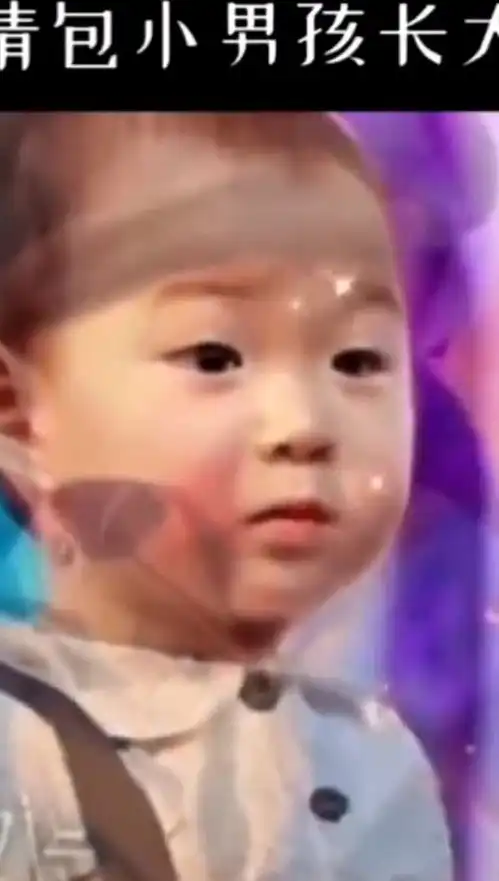 两个表情包小男孩长大啦第二个有点惊讶